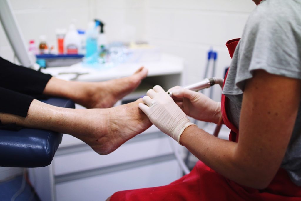 Généralement, nous ne faisons pas attention à l’état de nos pieds. Ceux-ci sont souvent négligés et malmenés. Leur rôle est primordial, surtout lorsqu’on sait qu’ils portent quasiment le double de notre poids quotidiennement. De plus, une douleur à cette partie-là du corps peut affecter le dos ou encore les articulations.