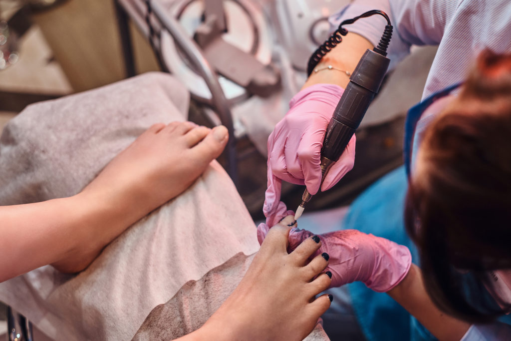 Si jamais l’ongle incarné suppure ou gonfle, il est important de consulter.
De même les personnes qui souffrent de problèmes de circulation, des inflammations des nerfs des pieds, ou encore de diabète doivent également consulter. Les enfants doivent également consulter en cas d’ongle incarné